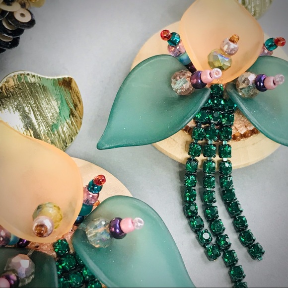 Earrings with wood floral pendant - Picture 7 of 14